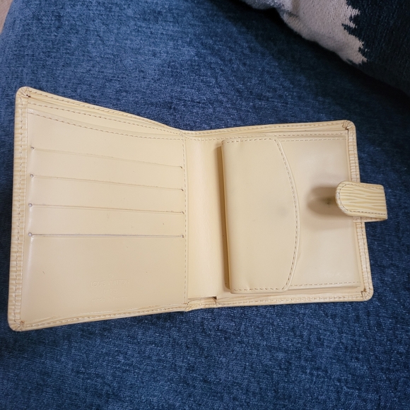 Louis Vuitton Epi Leather Porte Billets Bifold Wallet in Vanilla - Picture 13 of 16
